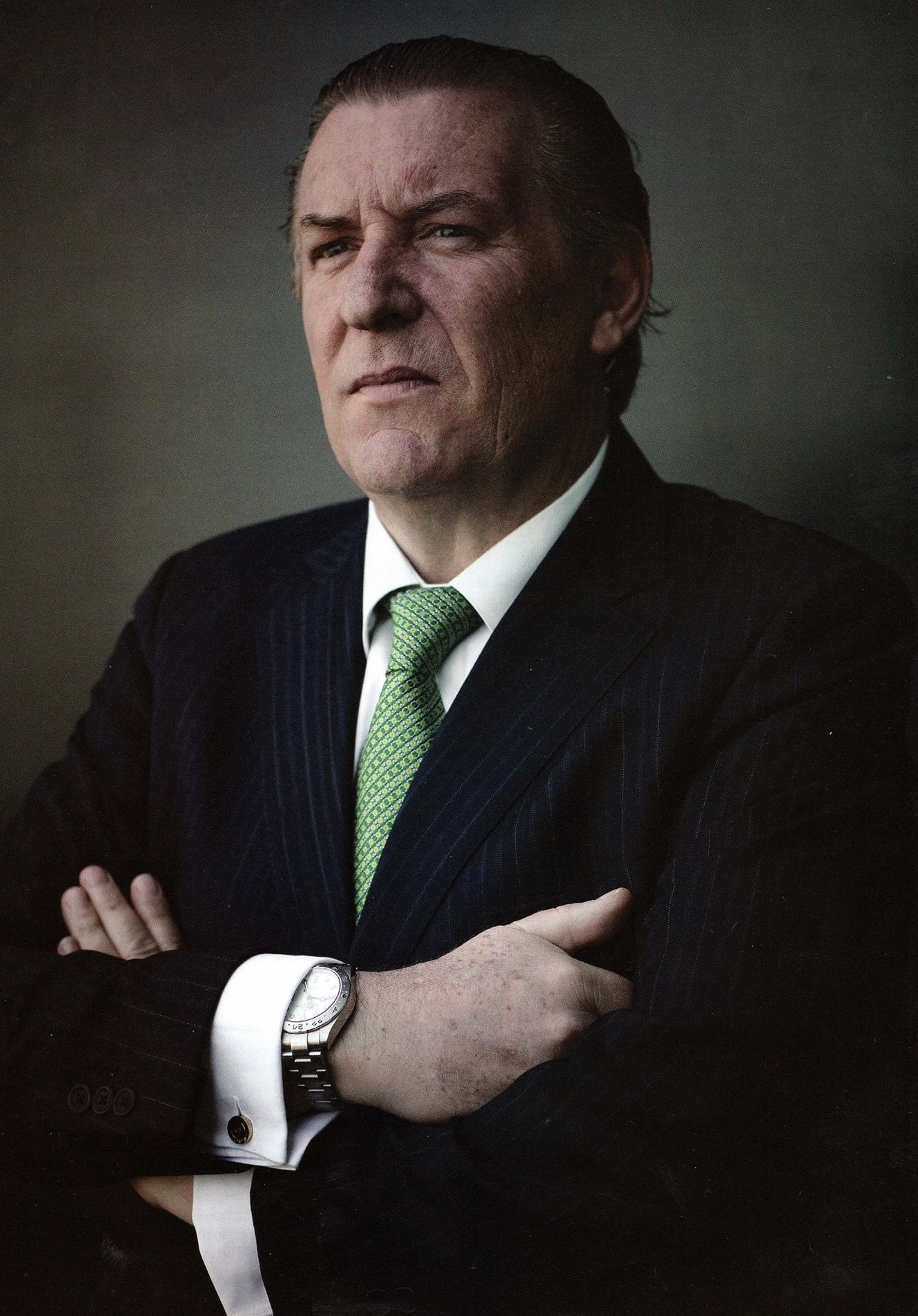Leo Abadía Jr., de traje oscuro y brazos cruzados